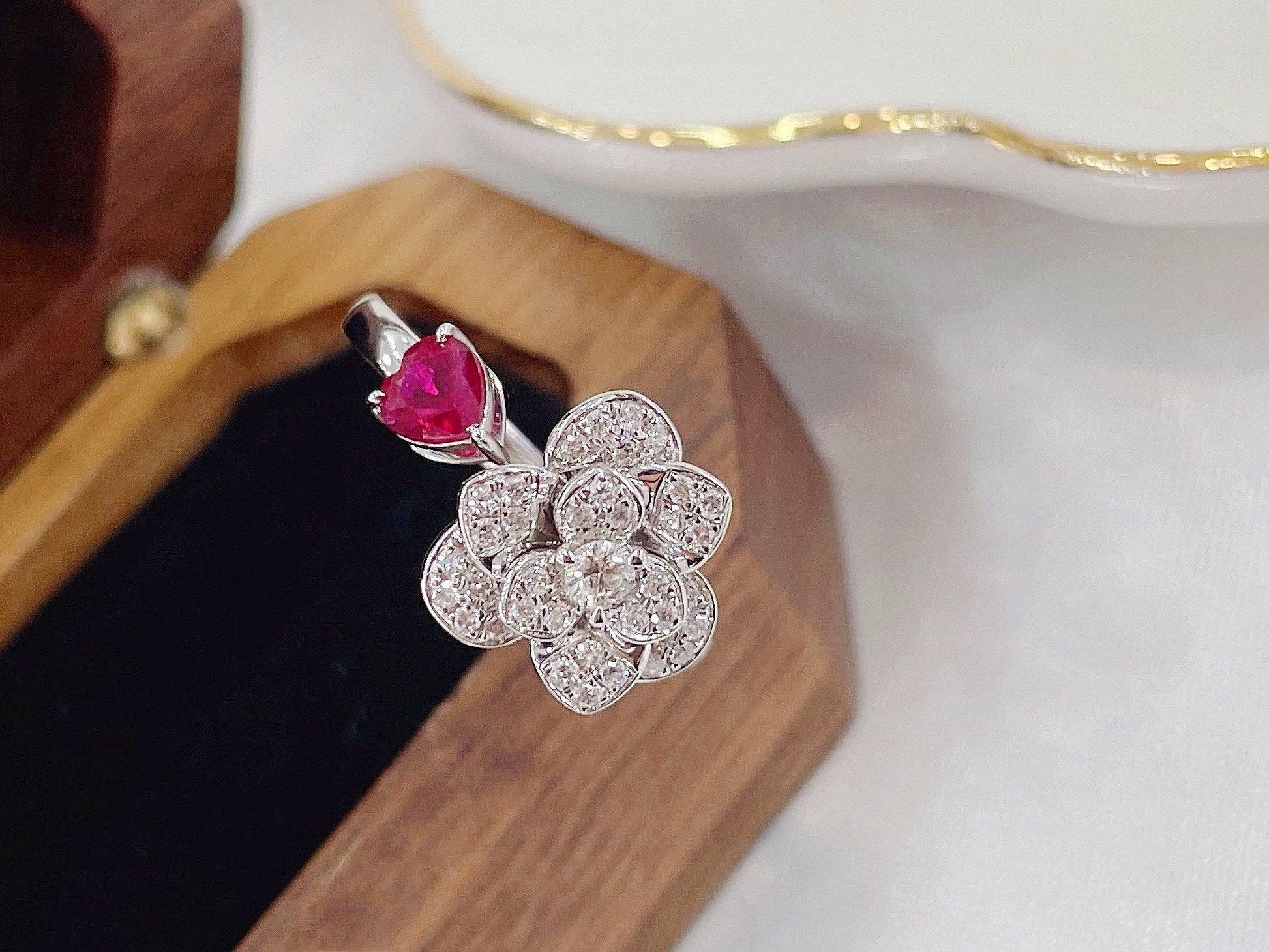 18K Rose Gold Heart-shaped Piaget Flower Ring - Luxurious Jewelry Piece - Red Treasure Ring