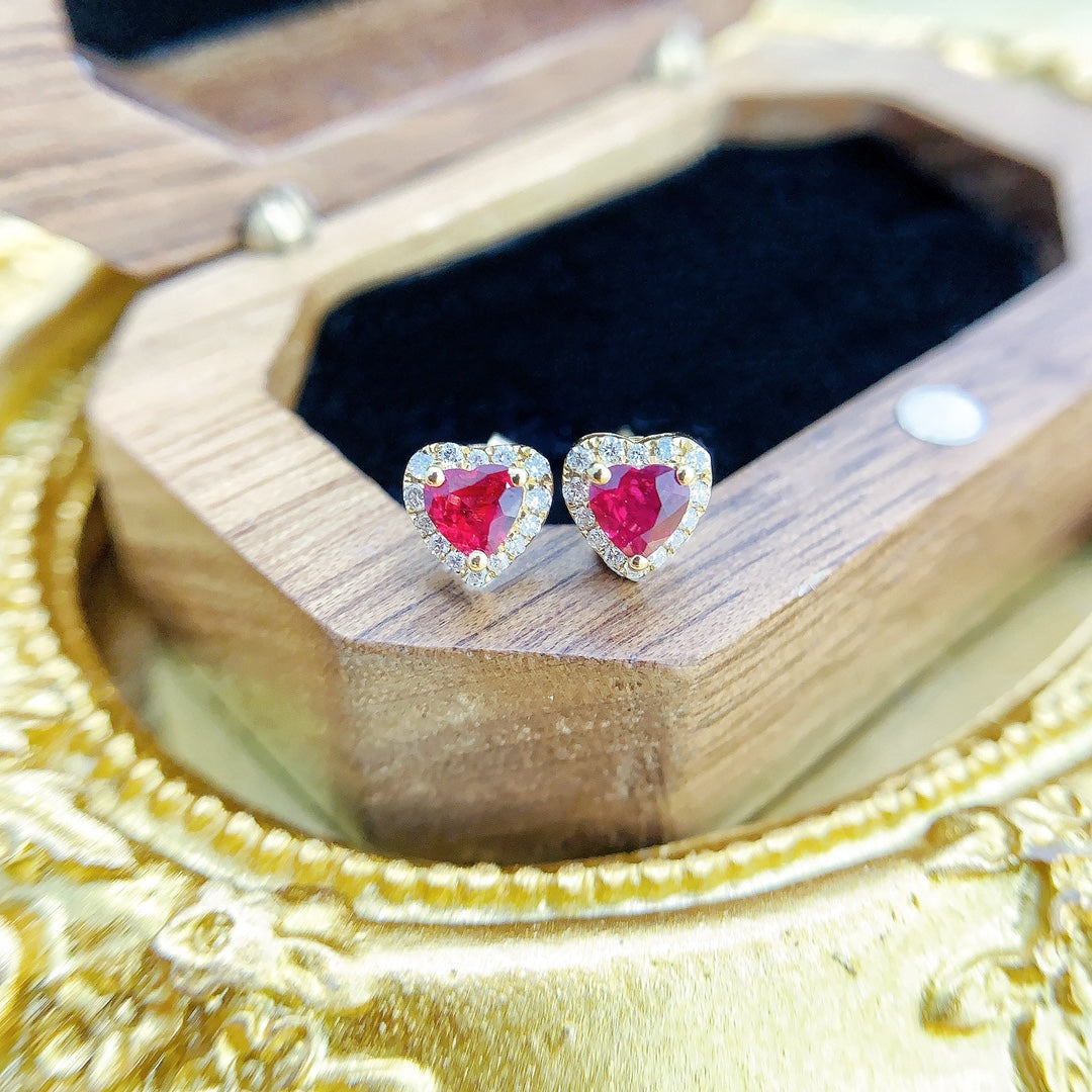 18K Rose Gold Heart-Shaped Three-Claw Earrings with Rubies – Luxurious Jewelry Jeweler.Jewelry