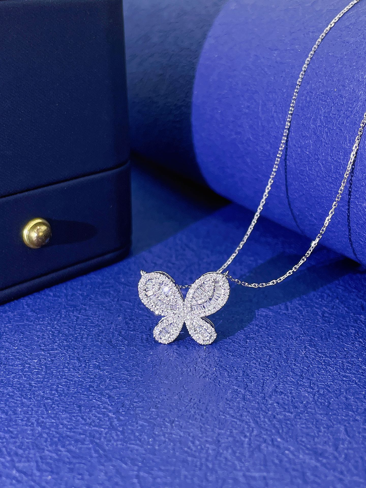 18K Round Ladder Butterfly Pendant Jewelry - White Diamond Necklace