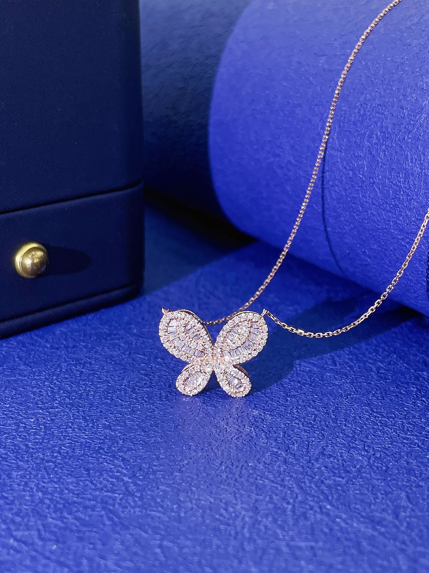 18K Round Ladder Butterfly Pendant Jewelry - White Diamond Necklace