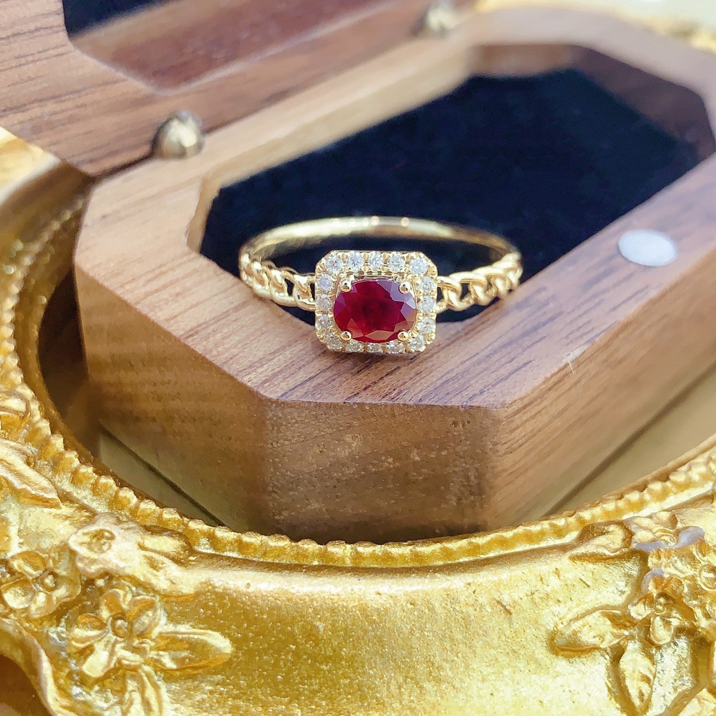 18K Ruby Oval Chain Ring - Exquisite Jewelry Piece - Red Treasure Ring