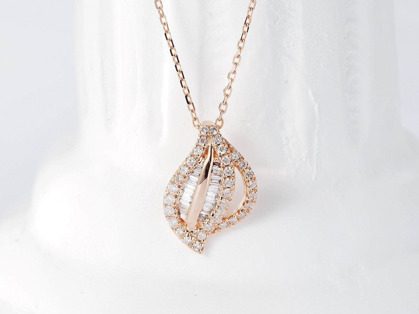 18K Small Round Ladder Leaf Necklace - Elegant Jewelry Piece - White Diamond Necklace