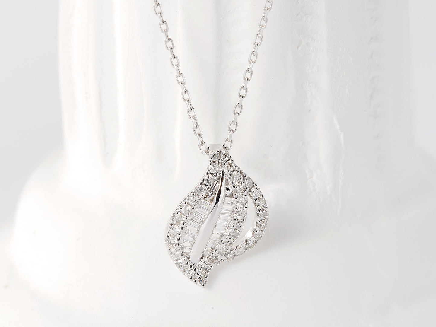 18K Small Round Ladder Leaf Necklace - Elegant Jewelry Piece - White Diamond Necklace