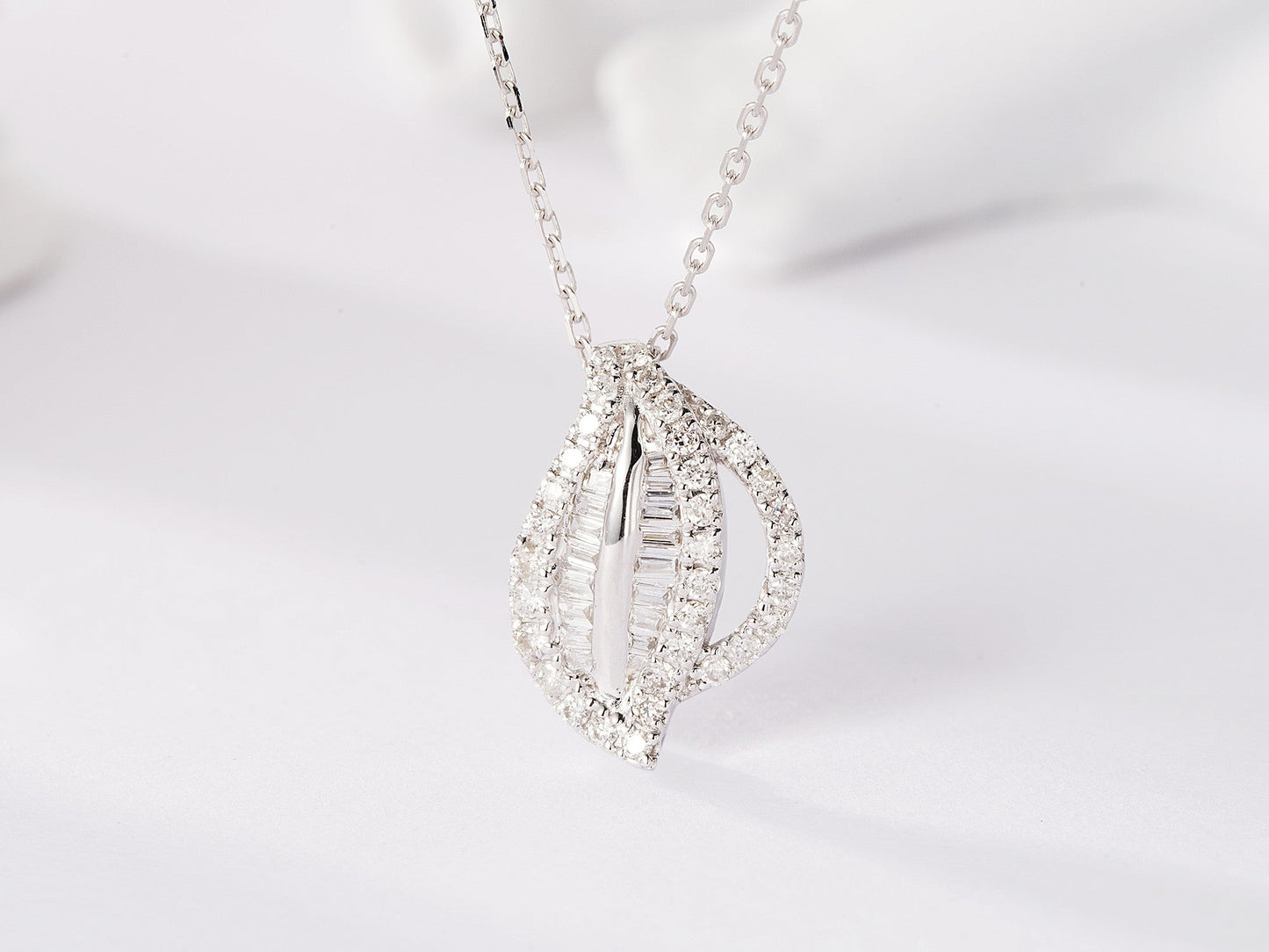 18K Small Round Ladder Leaf Necklace - Elegant Jewelry Piece - White Diamond Necklace