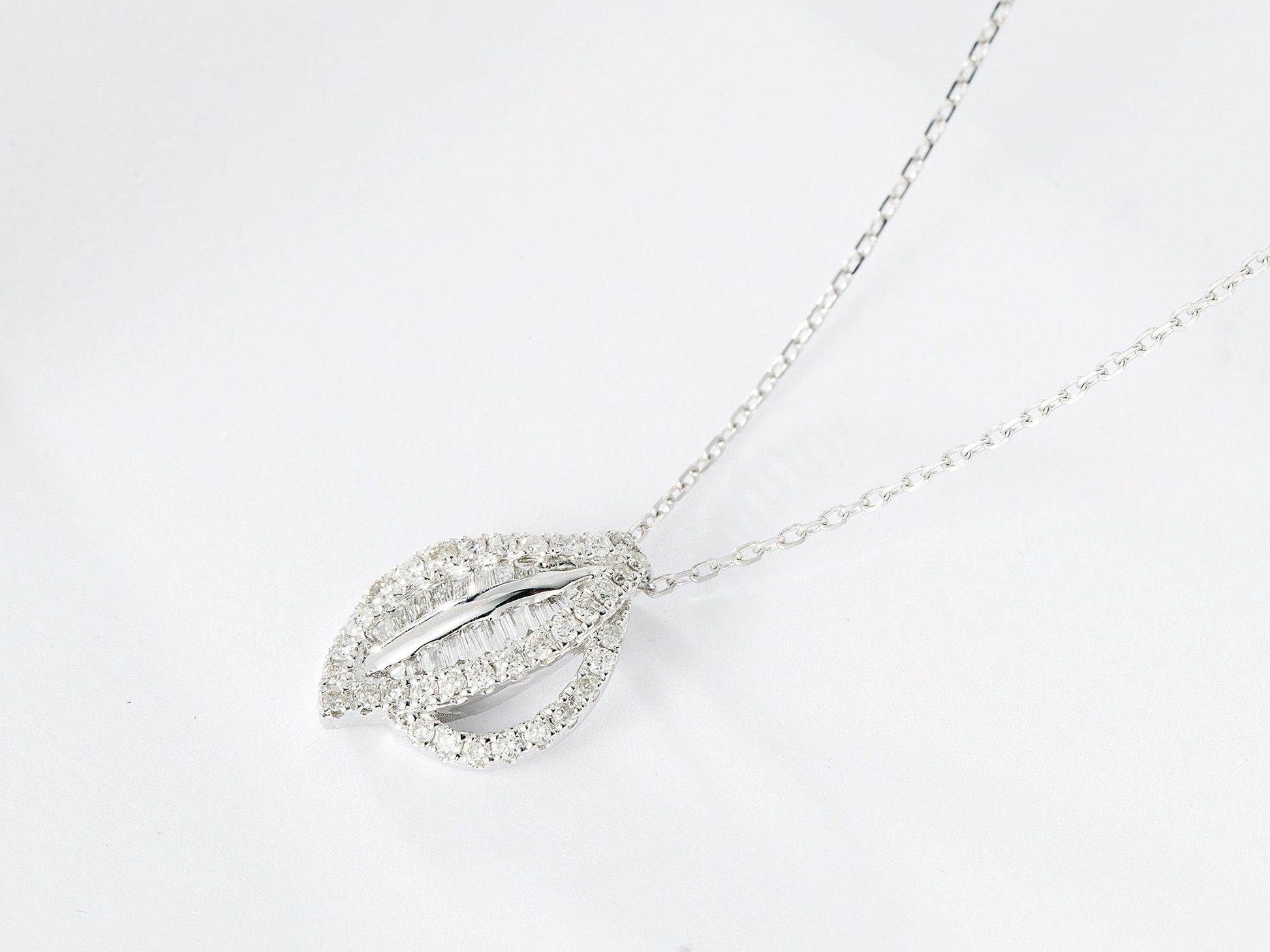 18K Small Round Ladder Leaf Necklace - Elegant Jewelry Piece - White Diamond Necklace