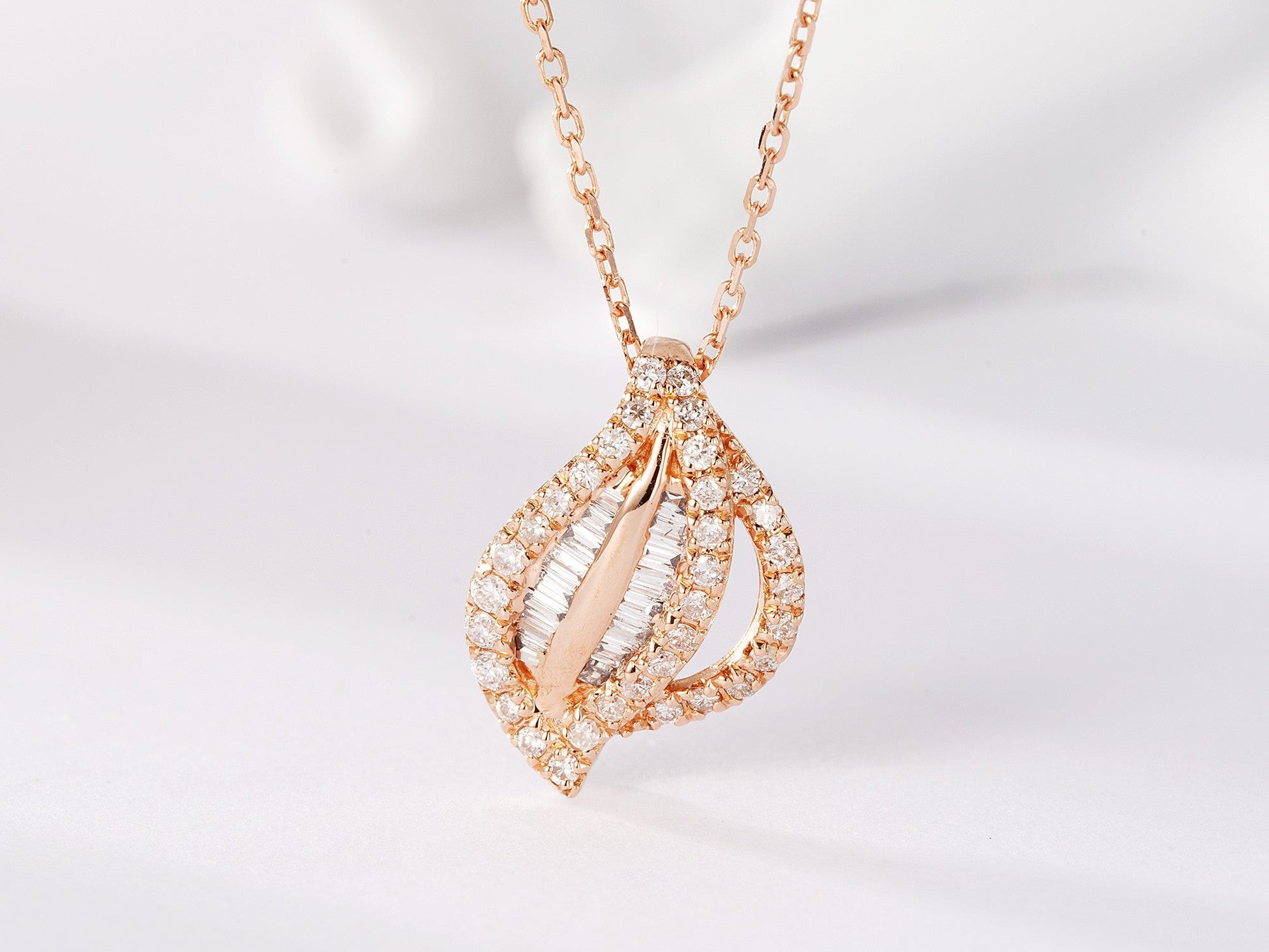 18K Small Round Ladder Leaf Necklace - Elegant Jewelry Piece - White Diamond Necklace