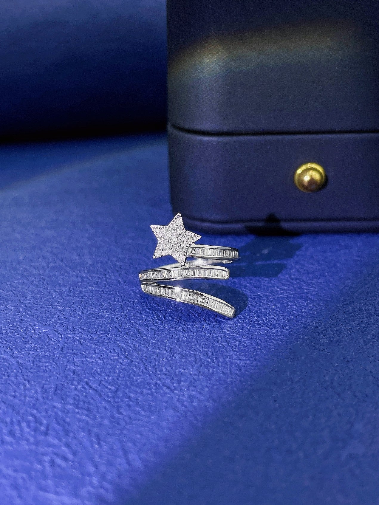 18K Star Trinity Ring - Exquisite Jewelry Piece - White Diamond Ring