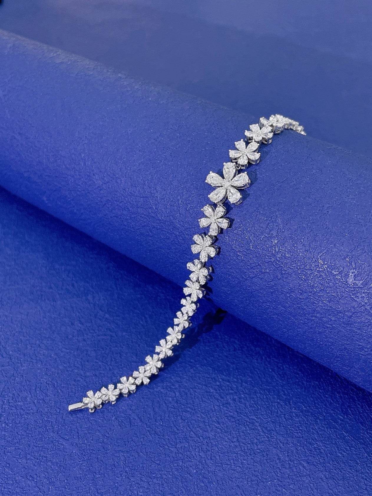 18K Waterdrop Five-Flower Gradient Jewelry Bracelet - White Diamond Bracelet