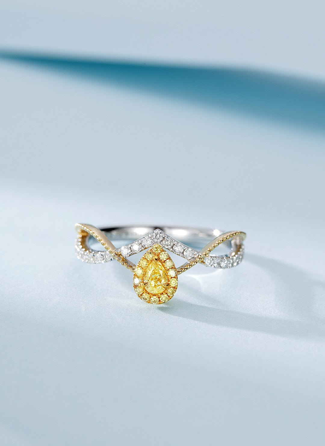 18K White and Yellow Gold Diamond Drop Bicolor Wave Ring | Premium Jewelry - Yellow Diamond Ring