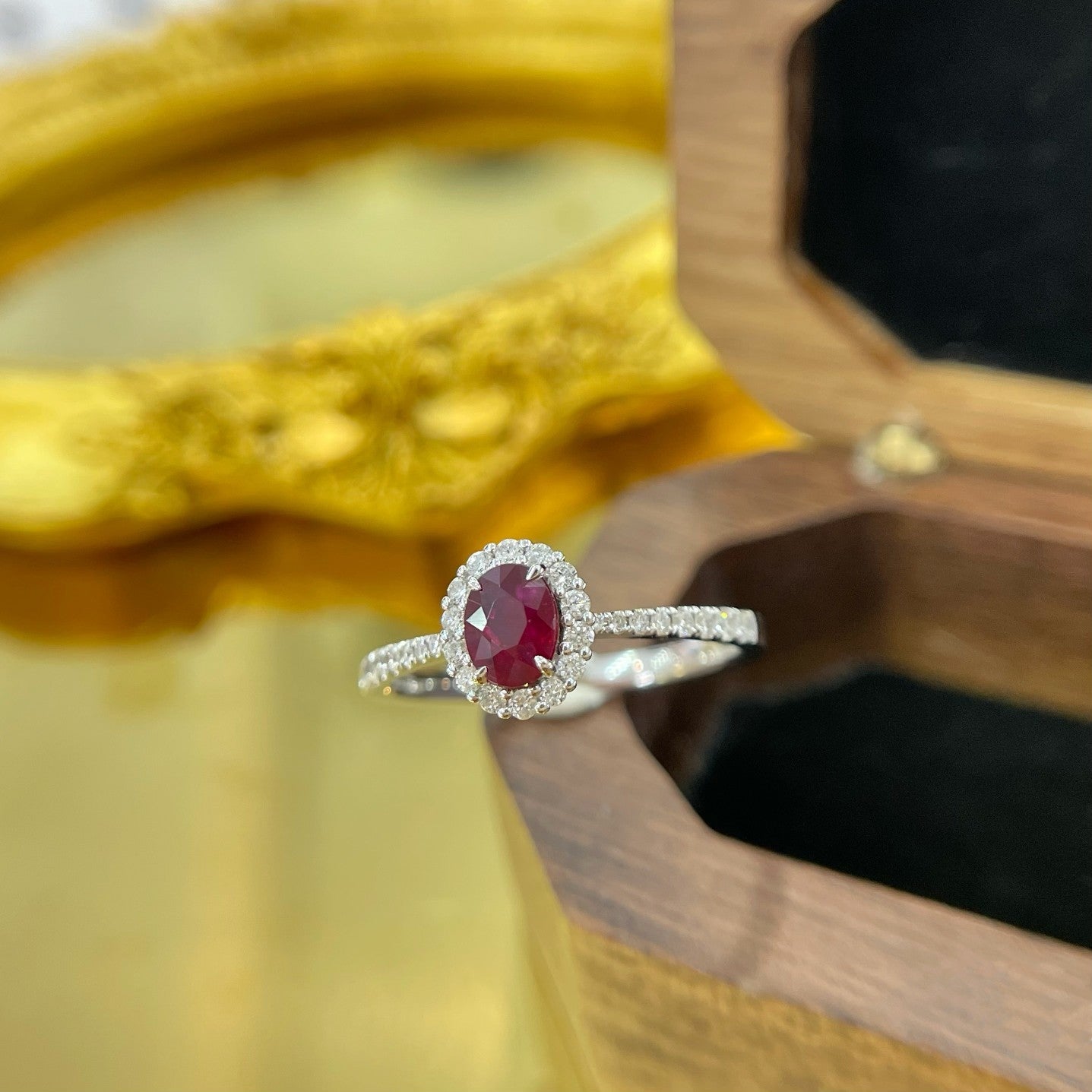 18K White Gold Ruby Oval Ring - Exquisite Jewelry Piece - Red Treasure Ring