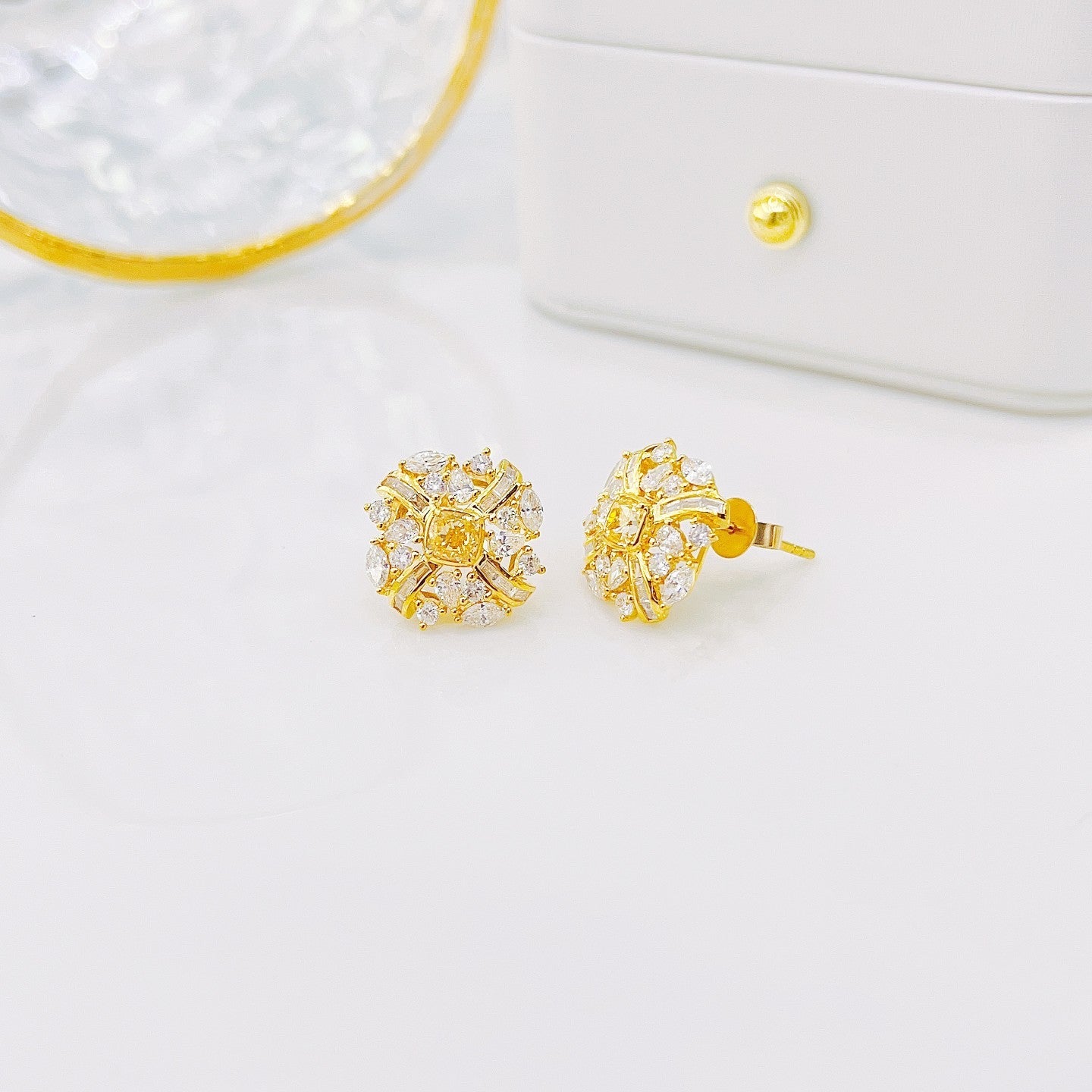 18K Yellow Gold Diamond Cushion Cut Crossover Stud Earrings - Jeweler.Jewelry