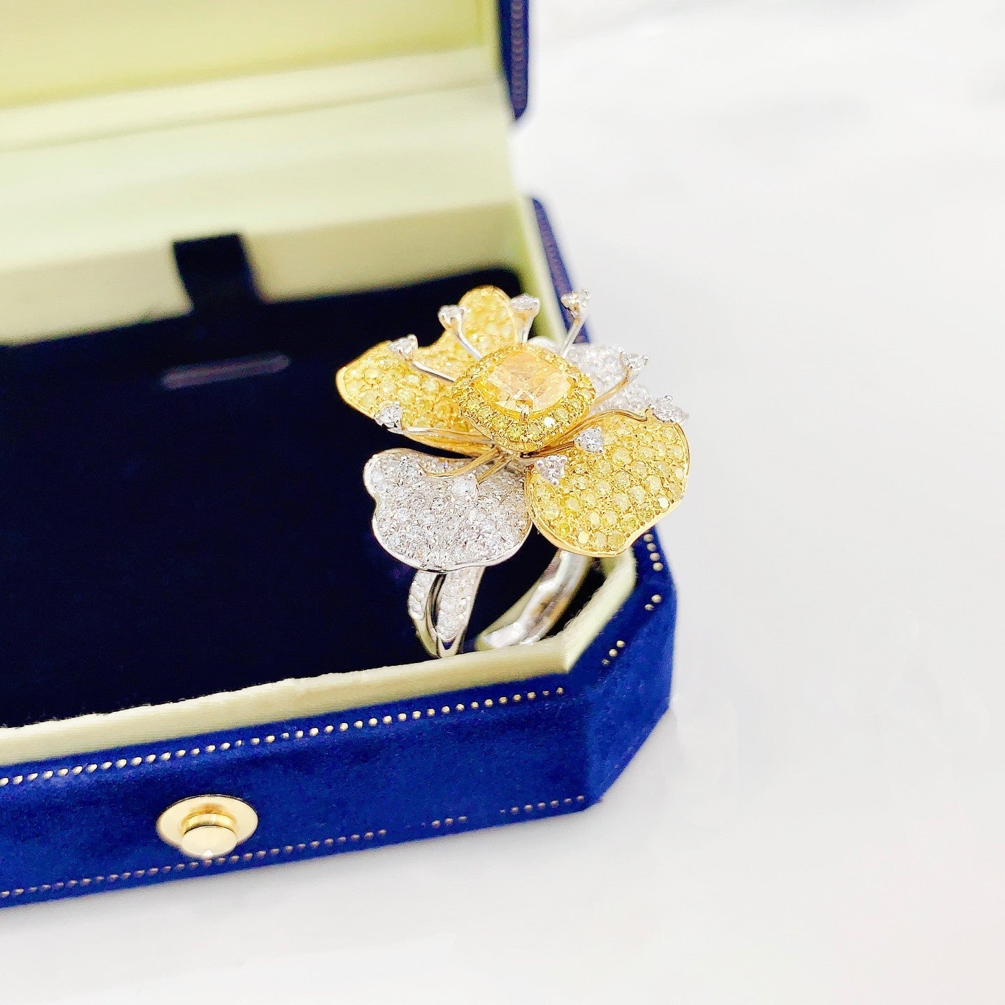 18K Yellow Gold Diamond Cushion-Cut Split-Color Four-Petal Flower Two-Way Wear Ring - Yellow Diamond Ring