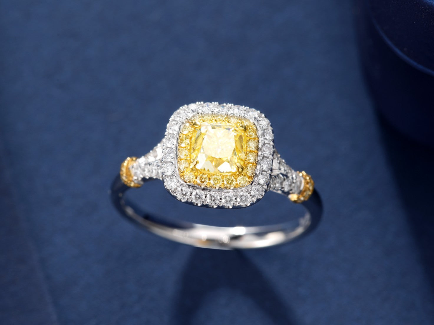 18K Yellow Gold Diamond Cushion-Cut Y-Arm Ring with AGL Certificate - Luxurious Jewelry - Yellow Diamond Ring