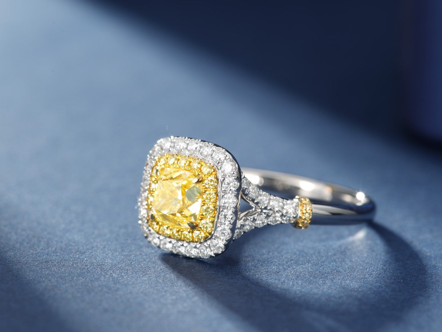 18K Yellow Gold Diamond Cushion-Cut Y-Arm Ring with AGL Certificate - Luxurious Jewelry - Yellow Diamond Ring