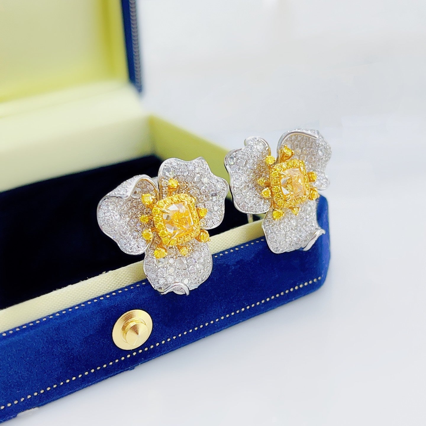 18K Yellow Gold Diamond Cushion-Shaped Three-Petal Flower Ear Clip Jeweler.Jewelry