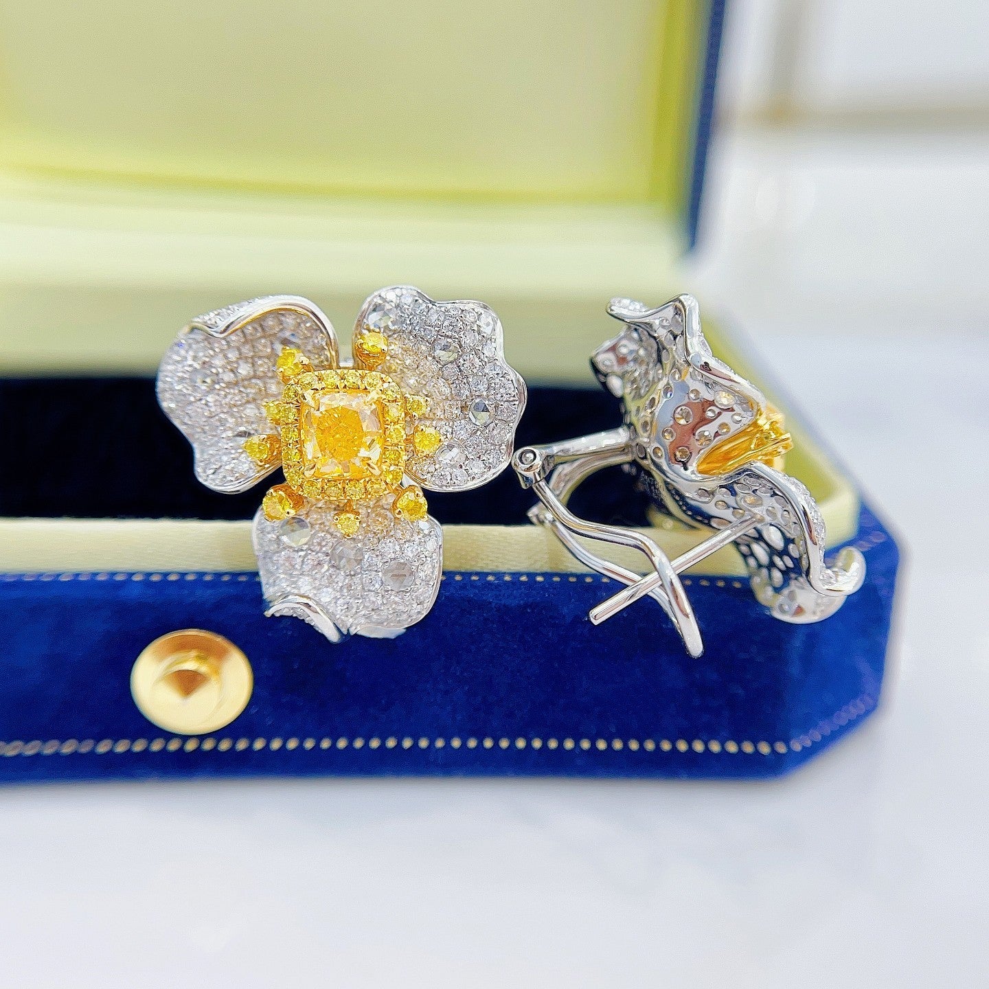 18K Yellow Gold Diamond Cushion-Shaped Three-Petal Flower Ear Clip Jeweler.Jewelry