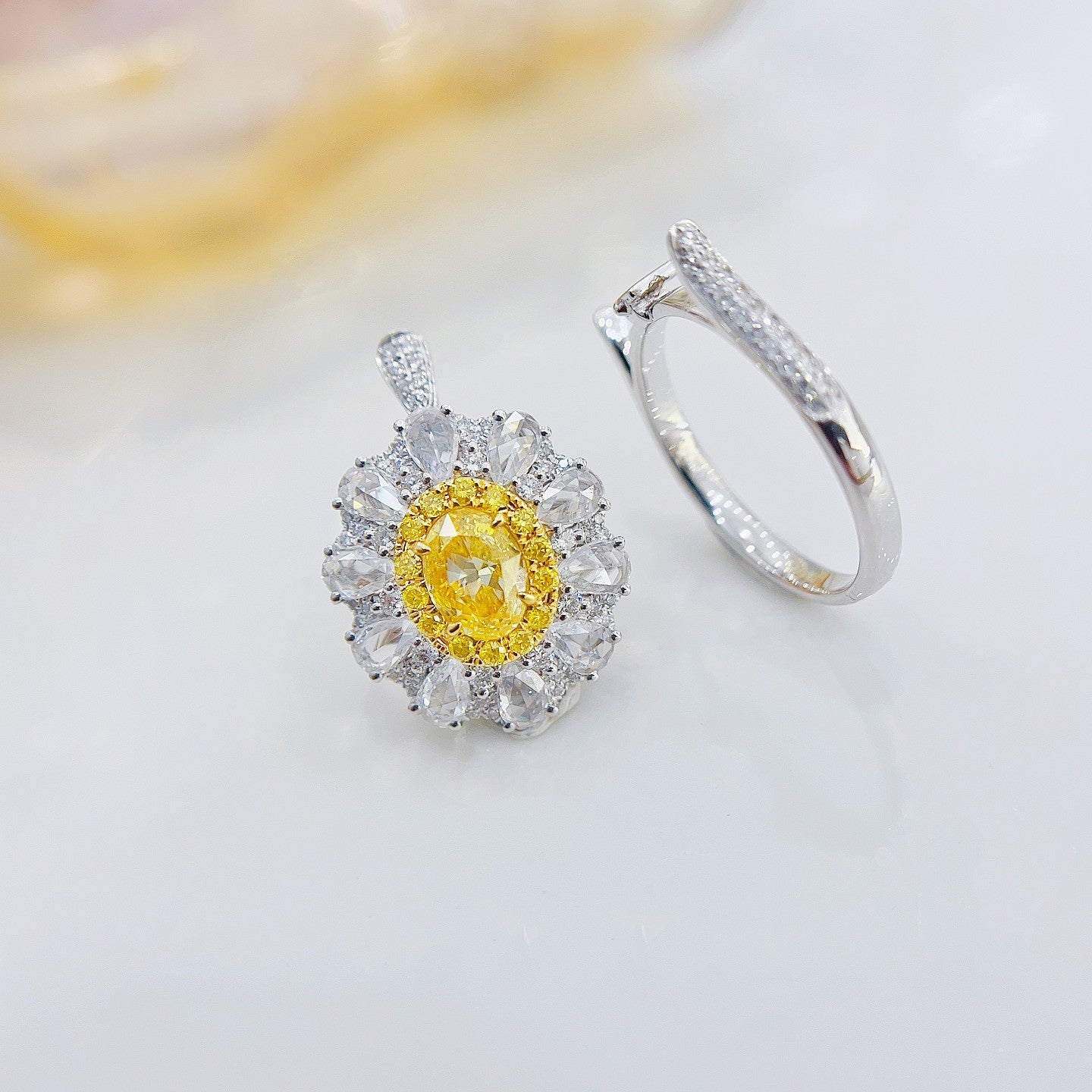 18K Yellow Gold Diamond Ellipse Luxury Two-Way Wear Jewelry - Yellow Diamond Ring