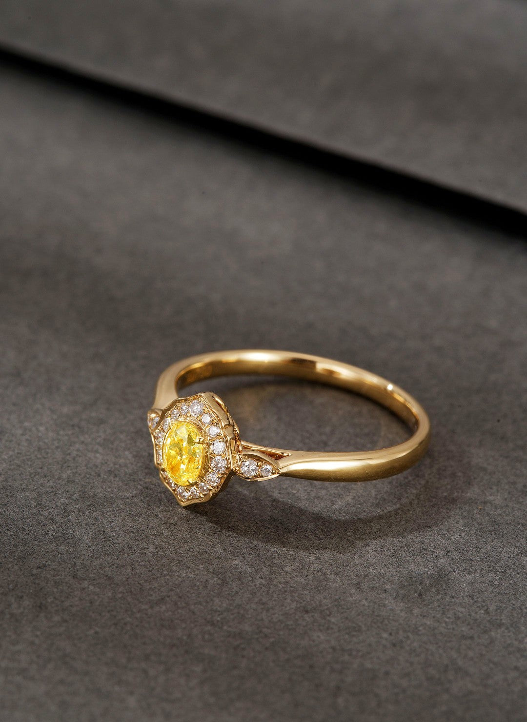 18K Yellow Gold Diamond Ellipse Vintage Ring - Luxurious Jewelry - Yellow Diamond Ring