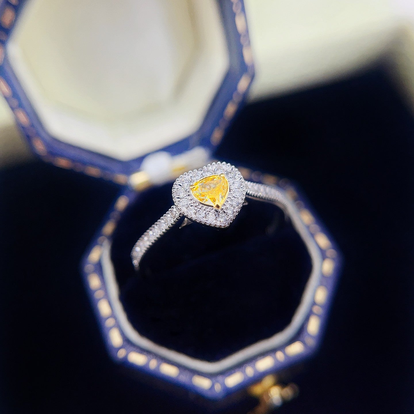 18K Yellow Gold Diamond Heart-Shaped Bead Edge Ring - Exquisite Jewelry - Yellow Diamond Ring