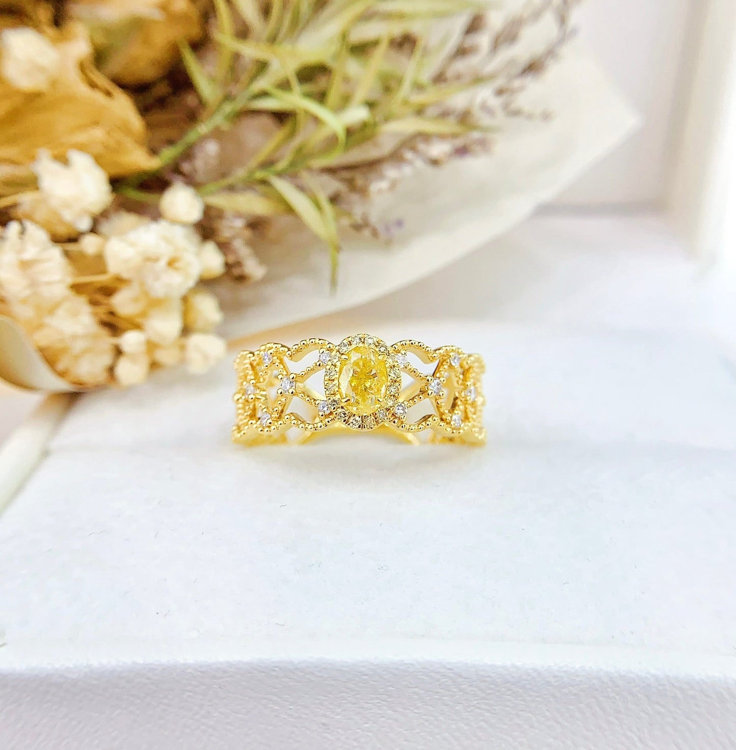 18K Yellow Gold Diamond Oval Lace Hollow Ring - Elegant Jewelry Piece - Yellow Diamond Ring