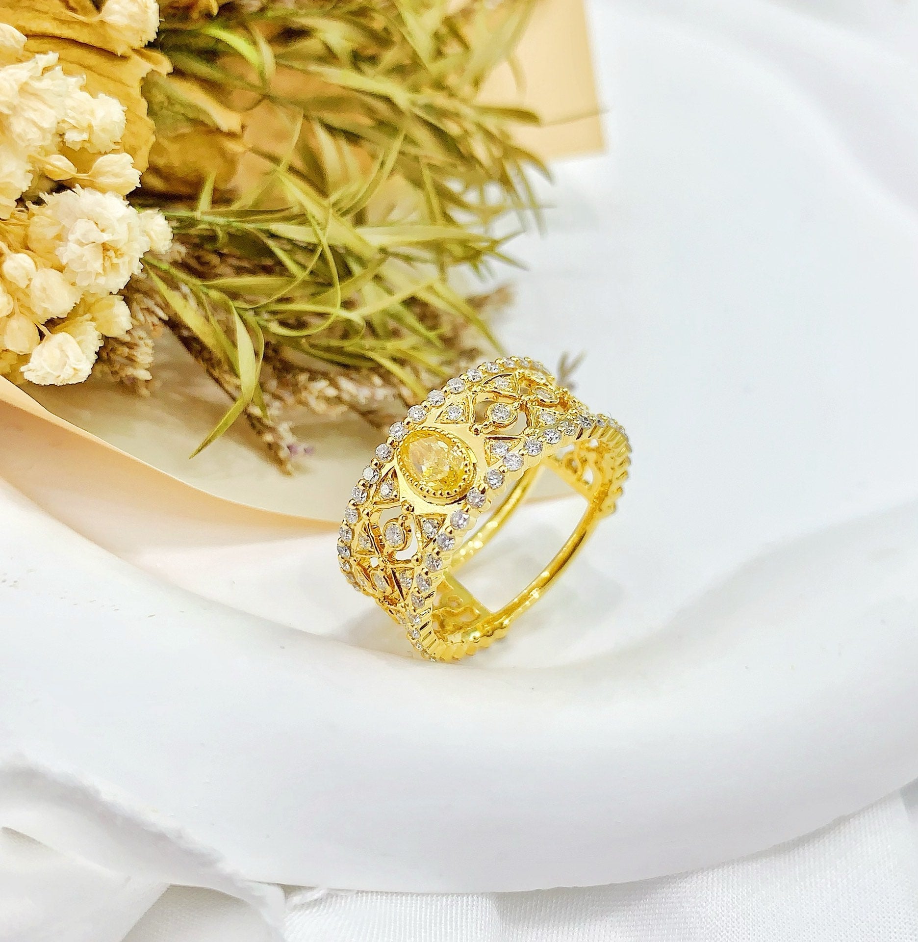 18K Yellow Gold Diamond Oval Wide-Band Ring - Luxurious Jewelry Piece - Yellow Diamond Ring