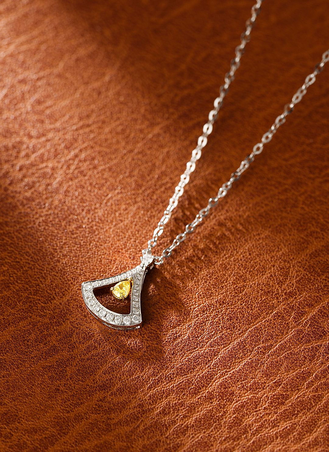 18K Yellow Gold Diamond Pendant Necklace - Elegant Jewelry Piece - Yellow Diamond Necklace