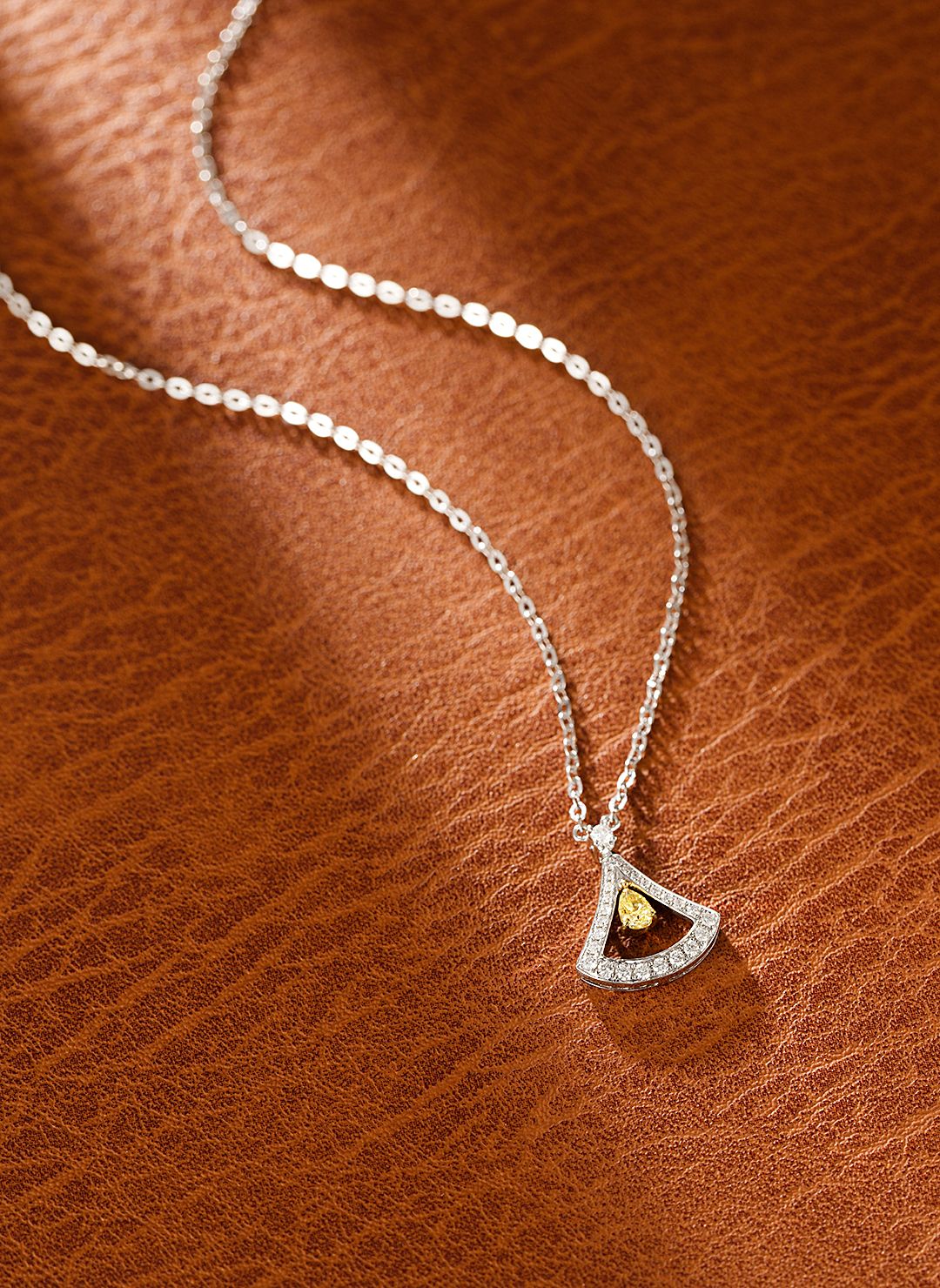 18K Yellow Gold Diamond Pendant Necklace - Elegant Jewelry Piece - Yellow Diamond Necklace