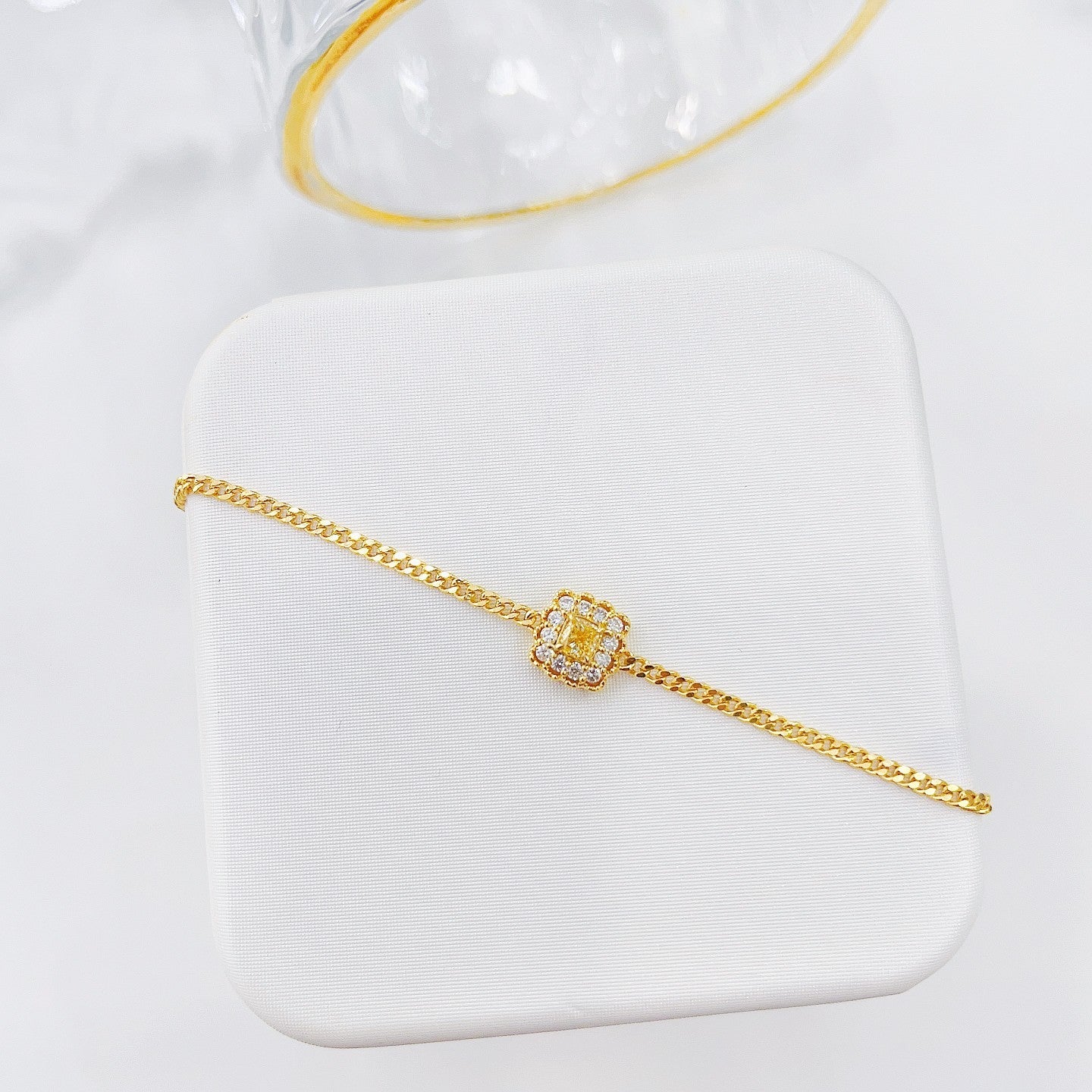 18K Yellow Gold Diamond Pillow-Shaped Bracelet - Luxurious Jewelry Piece - Yellow Diamond Bracelet