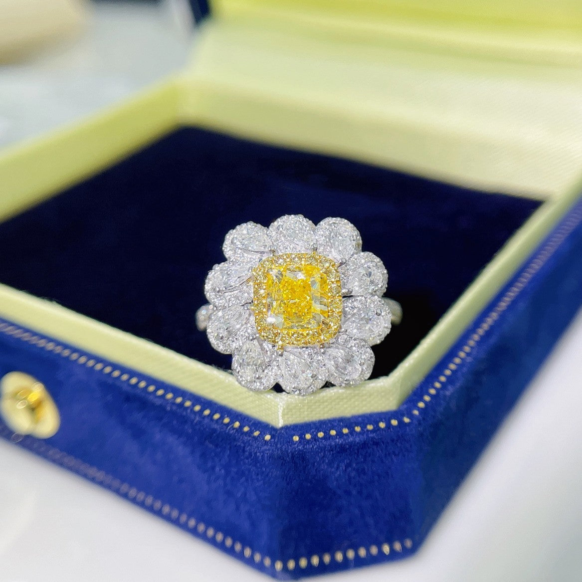 18K Yellow Gold Diamond Pillow-Shaped Drop Flower Two-Way Wear Jewelry - Yellow Diamond Ring