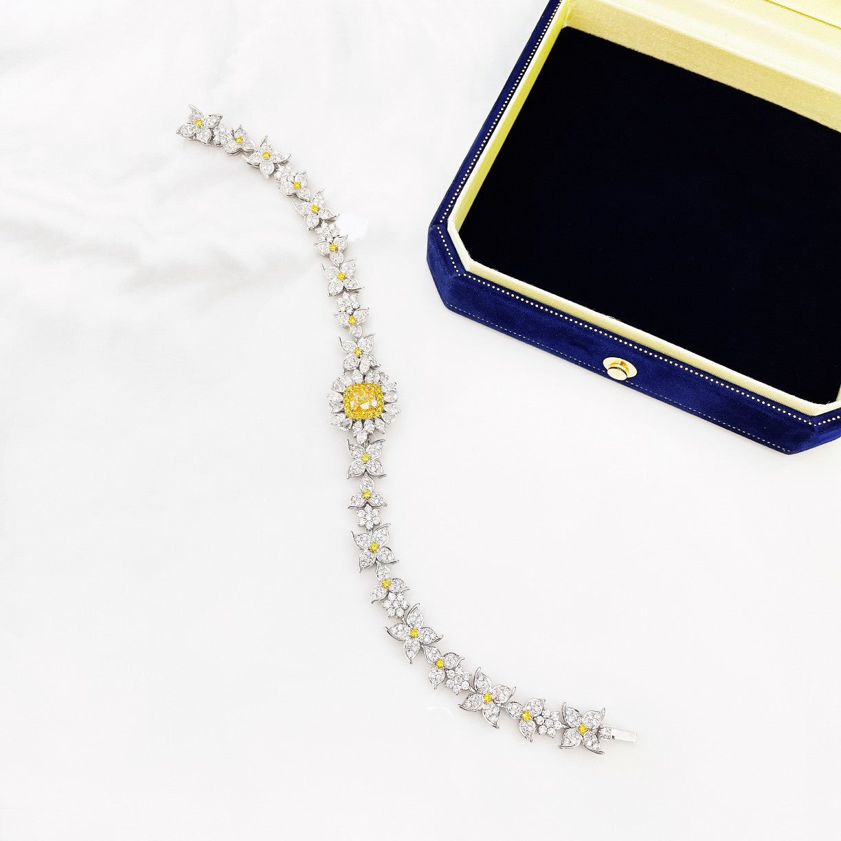 18K Yellow Gold Diamond Pillow-Shaped Four-Leaf Clover with Three-Leaf Interval Bracelet - Premium Jewelry - Yellow