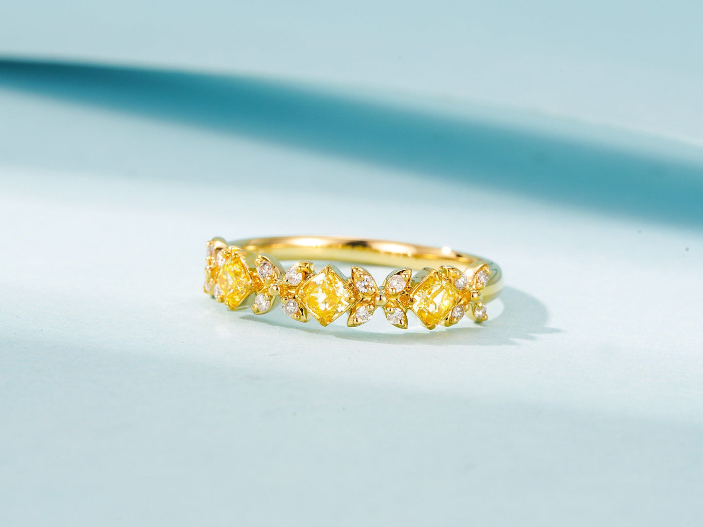 18K Yellow Gold Diamond Pillow-Shaped Four-Leaf Clover Pavé Ring - Yellow Diamond Ring