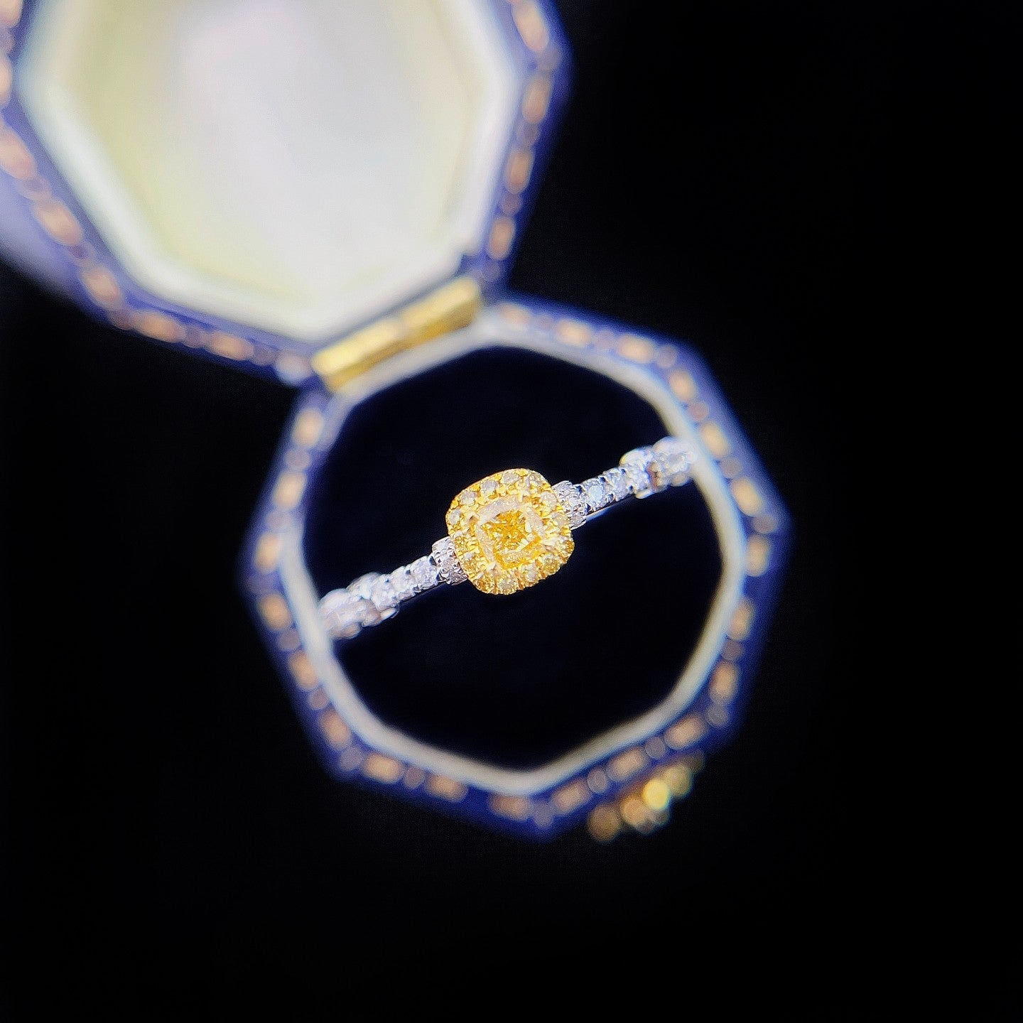 18K Yellow Gold Diamond Pillow-shaped ’Jie Jie Gao’ Ring - Exquisite Jewelry - Yellow Diamond Ring