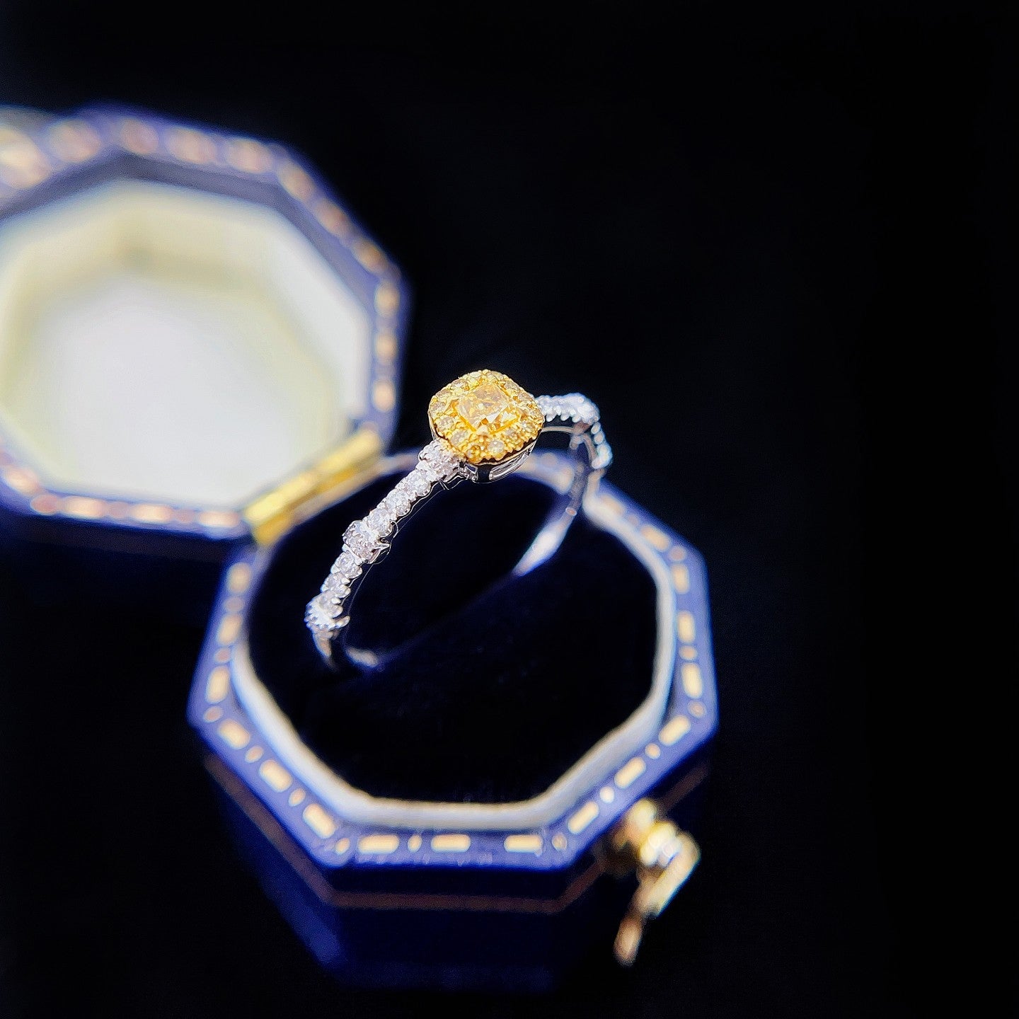 18K Yellow Gold Diamond Pillow-shaped ’Jie Jie Gao’ Ring - Exquisite Jewelry - Yellow Diamond Ring