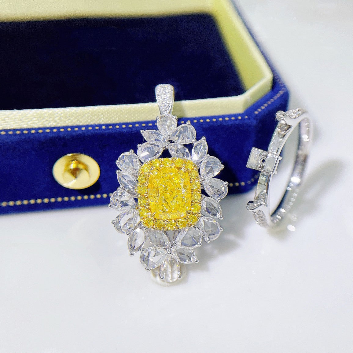 18K Yellow Gold Diamond Pillow-Shaped Luxurious Double-Wear Pendant - Yellow Diamond Ring