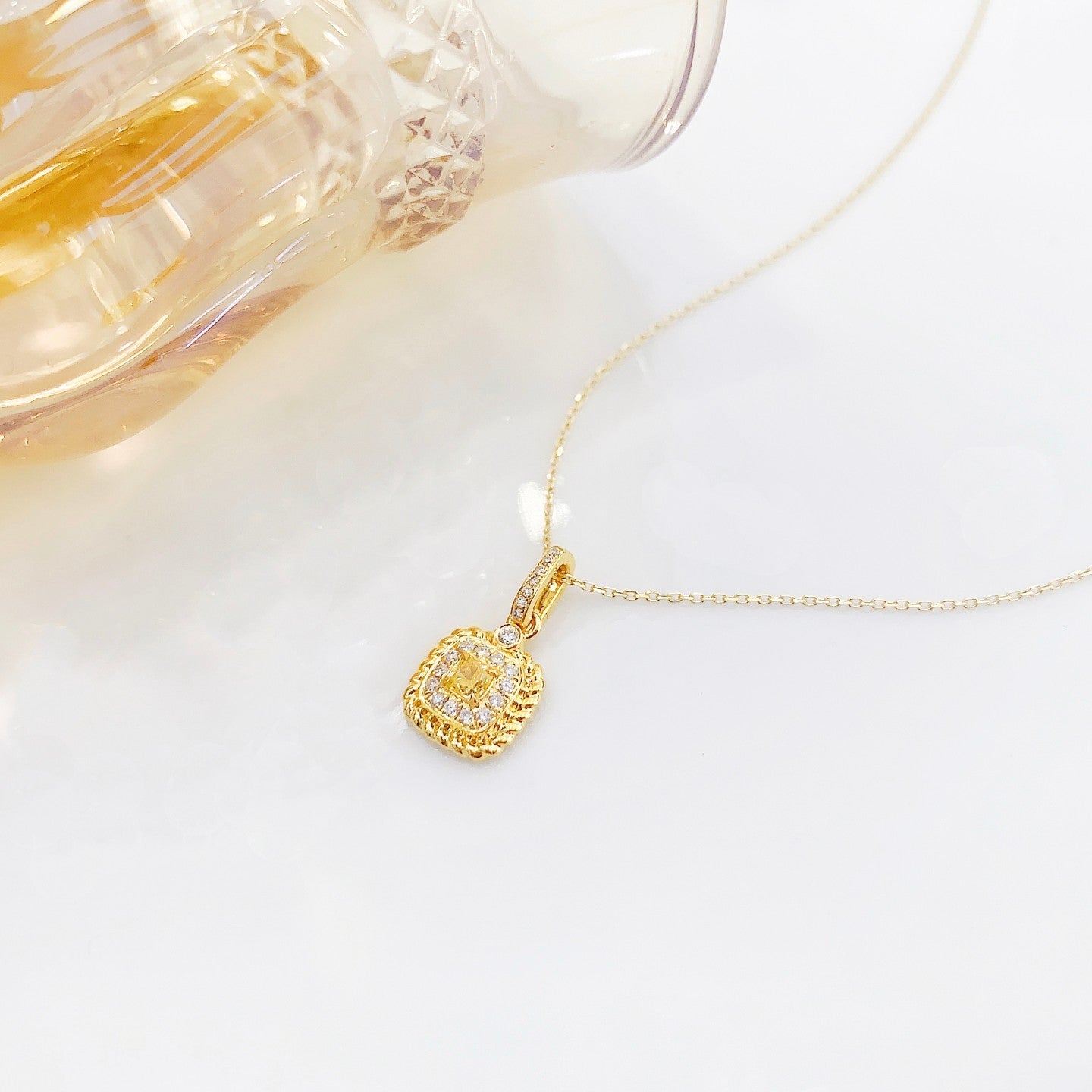 18K Yellow Gold Diamond Pillow-Shaped Twisted Edge Necklace - Yellow Diamond Necklace