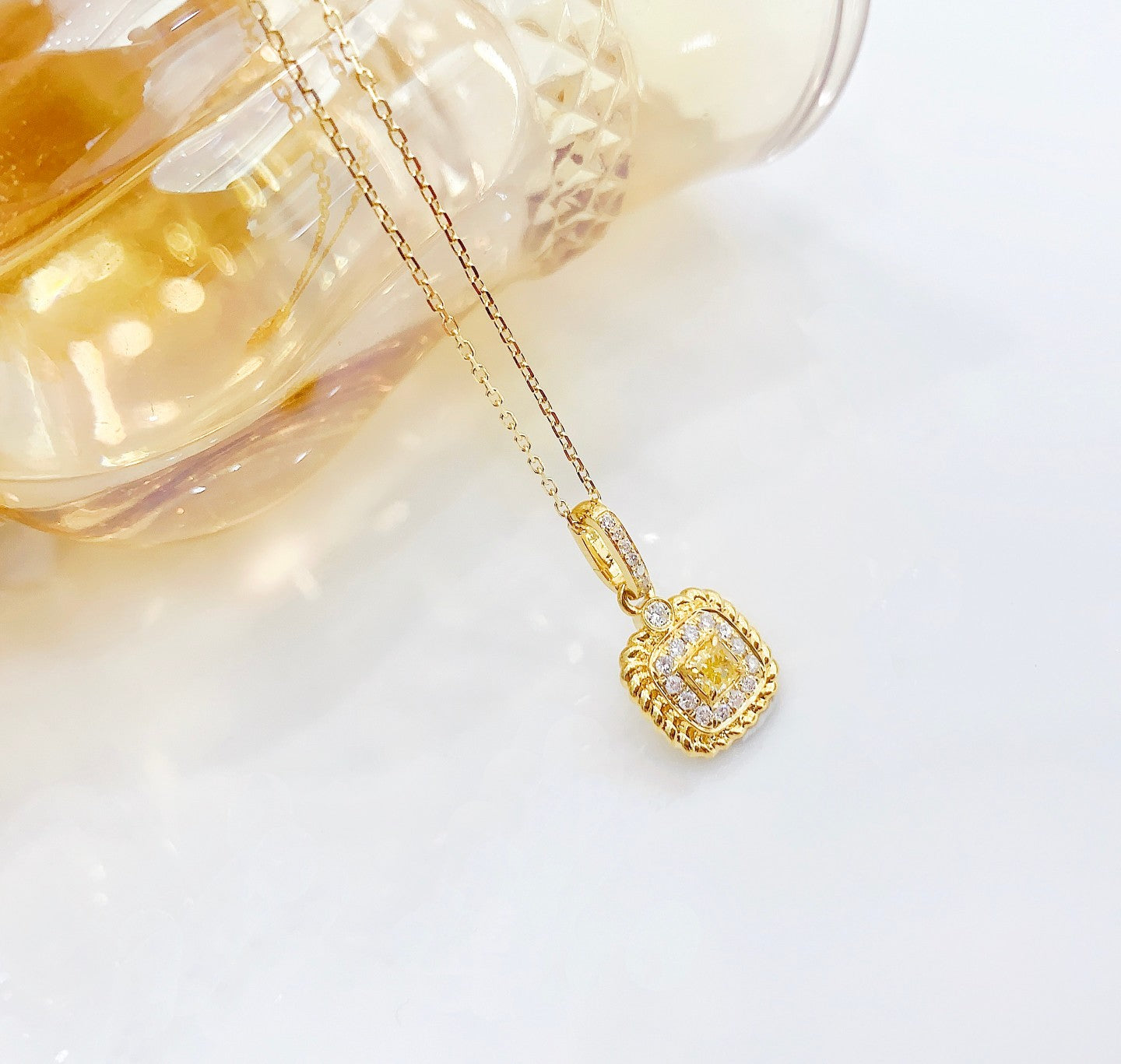 18K Yellow Gold Diamond Pillow-Shaped Twisted Edge Necklace - Yellow Diamond Necklace