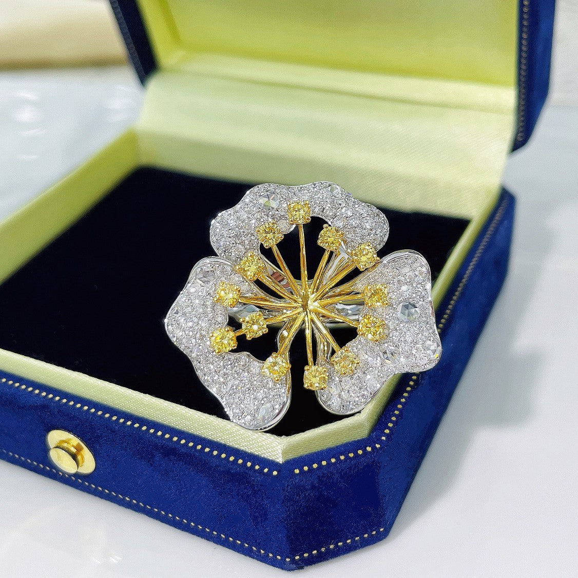 18K Yellow Gold Diamond Three-Petal Flower Ring Mounting - Luxurious Jewelry - Empty tray