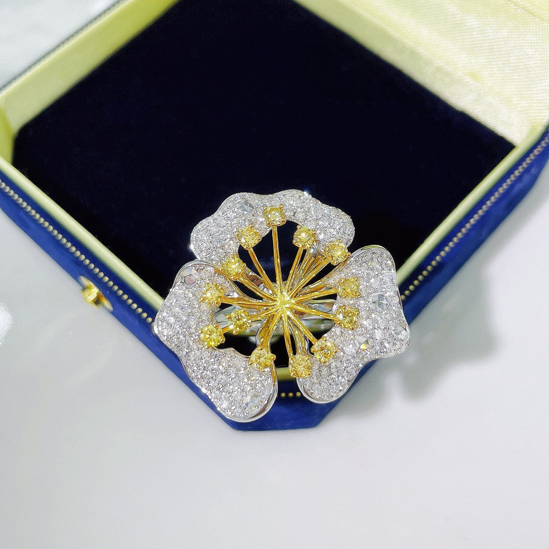 18K Yellow Gold Diamond Three-Petal Flower Ring Mounting - Luxurious Jewelry - Empty tray