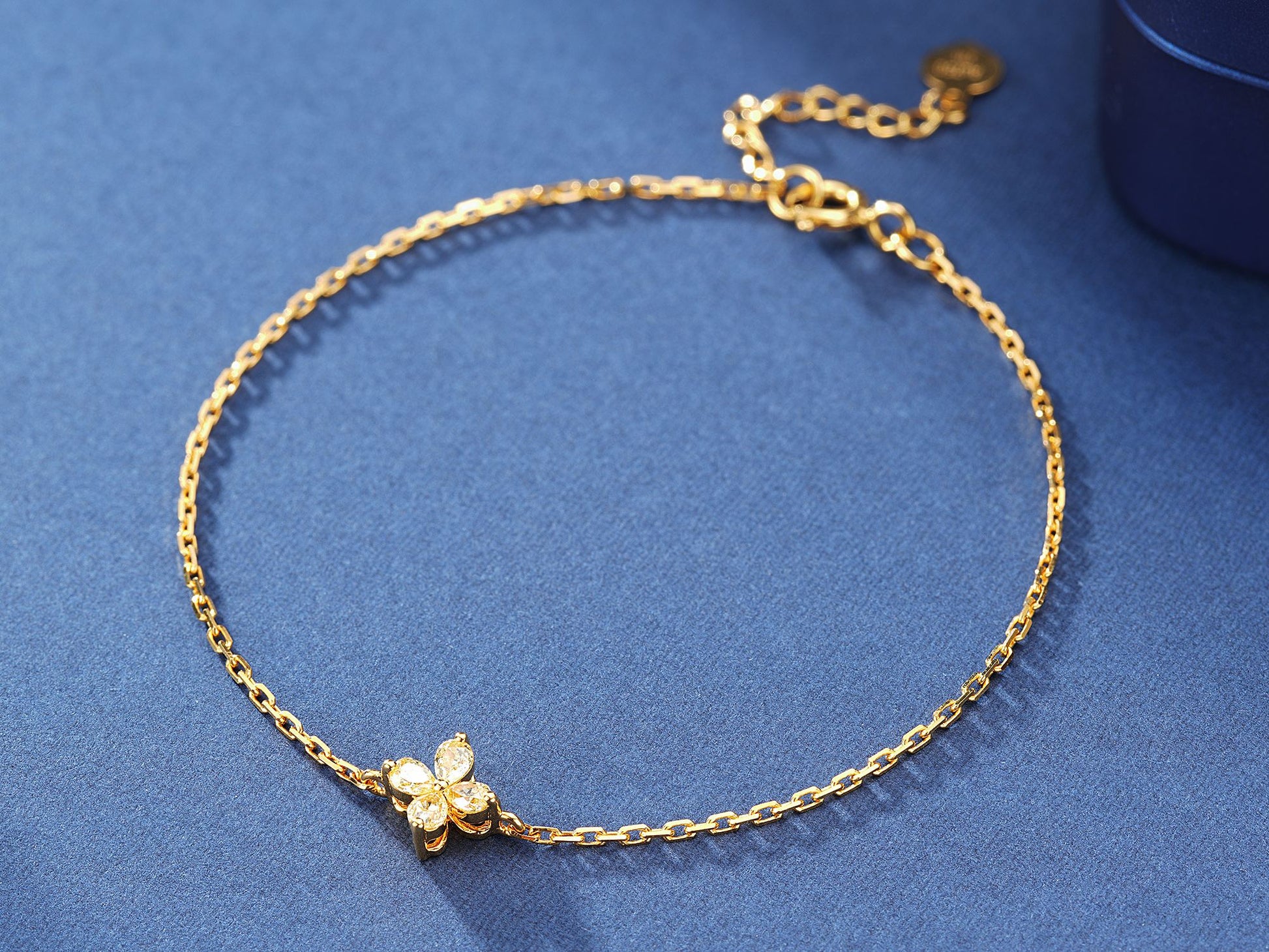 18K Yellow Gold Diamond Waterdrop Four-Leaf Clover Bracelet - Luxurious Jewelry - Yellow Diamond Bracelet