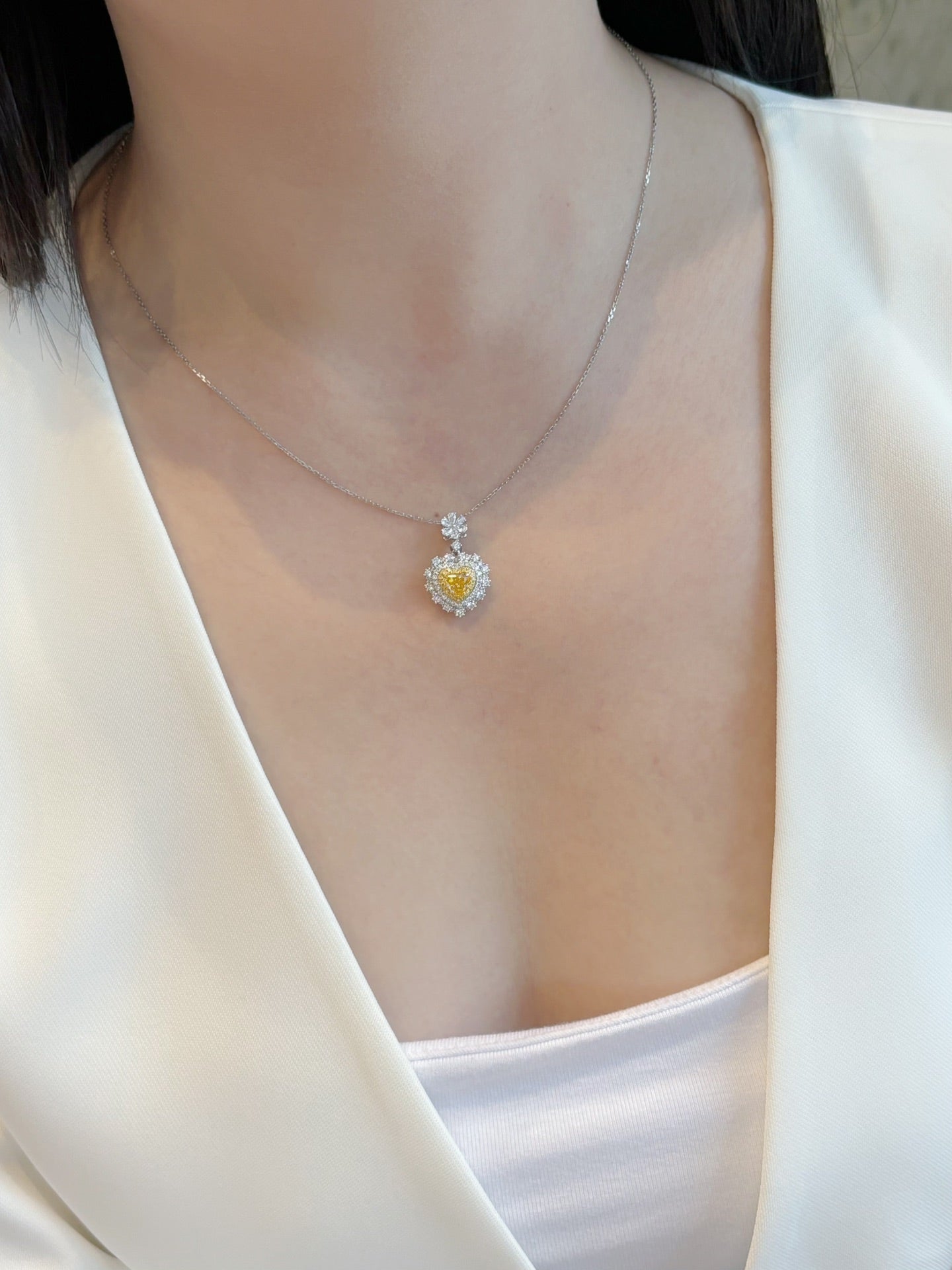 18K Yellow Gold Heart-Shaped Diamond Five-Flower Pendant Necklace - Yellow Diamond Necklace