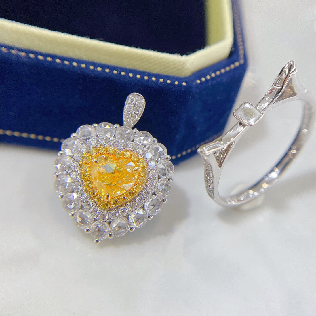 18K Yellow Gold Heart-Shaped Diamond Surround Two-Way Wear Ring with AGL Certificate | Premium Jewelry - Yellow Diamond