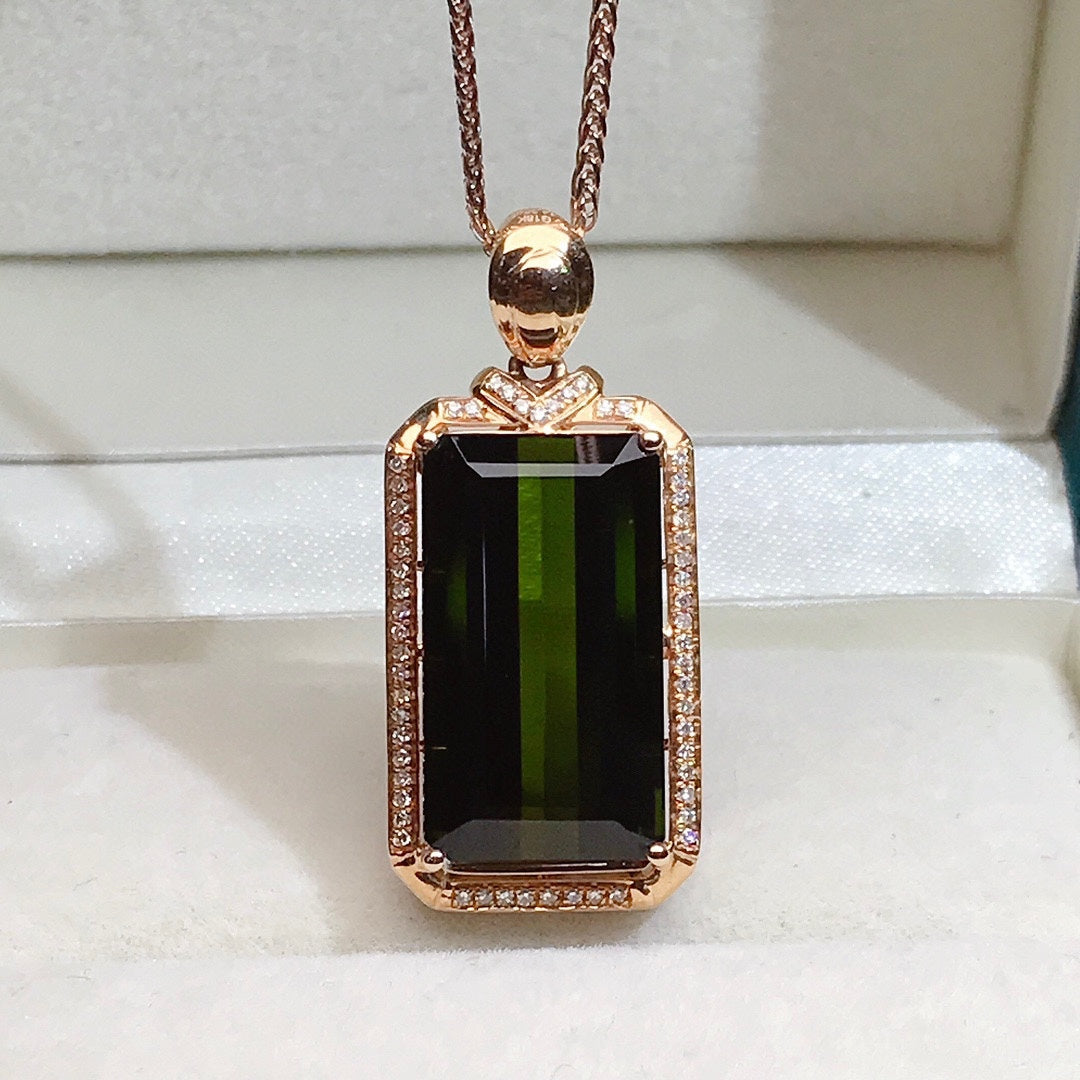 18K Gold Embedded Jade Pendant - Elegant Jewelry for Prosperity and Good Fortune