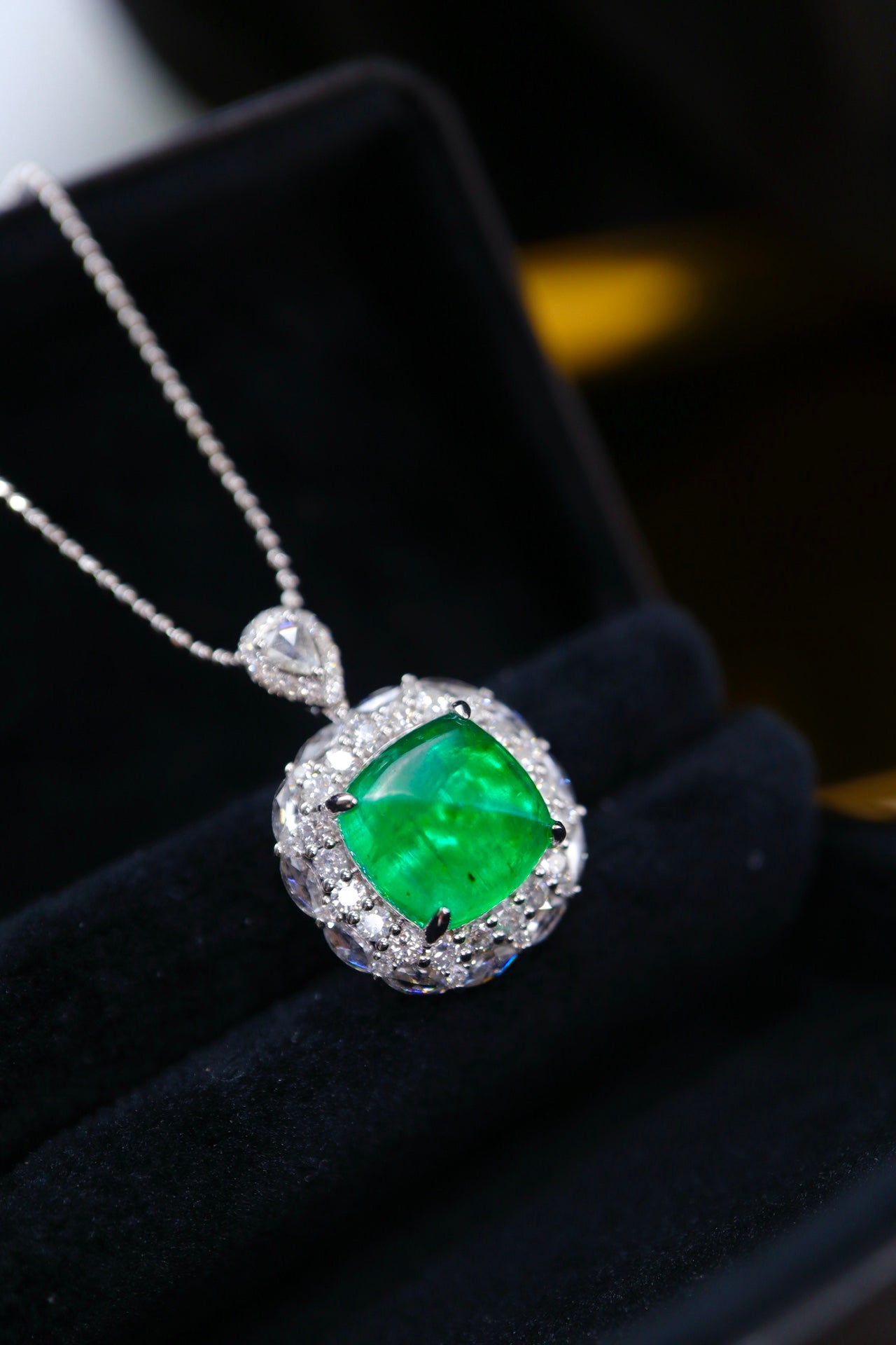 Luxurious Emerald Sugarloaf Pendant - A Jewelry Masterpiece