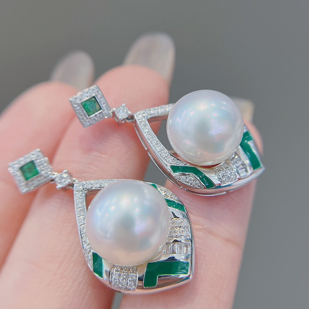 Exquisite Jewelry: Emerald & Australian White Pearl Pendant