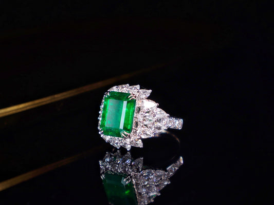 Emerald Ring - Luxurious Jewelry Piece with Guild Certificate