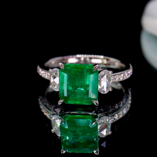 Exquisite Emerald Ring - A Classic Jewelry Piece