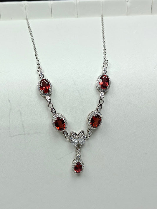 Luxurious S925 Silver Garnet Embedded Jewelry Necklace