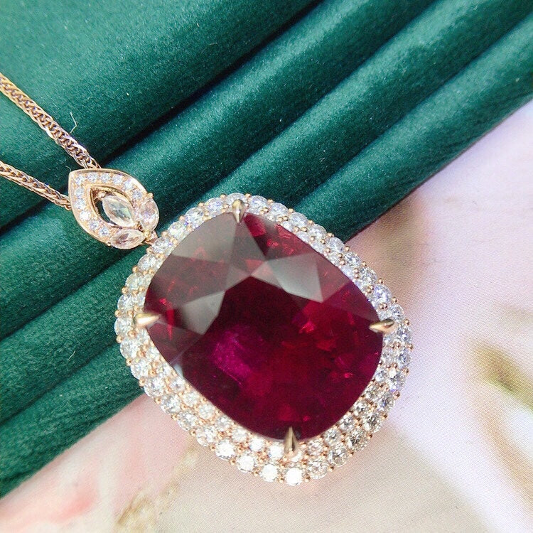 Exquisite Collectible Grade Large Carat Bixbite Pendant - 18K Gold Luxury Setting Jewelry