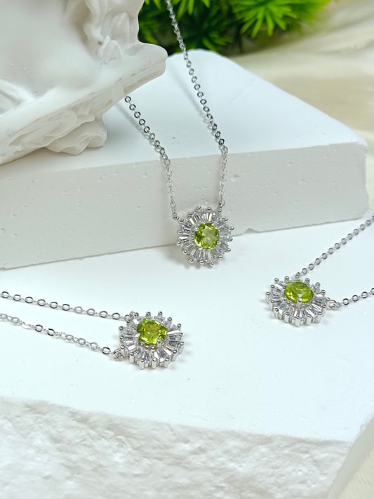 S925 Silver Embedded Peridot Pendant Necklace - Sunflower Design