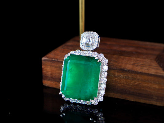 Emerald Pendant Collection: A Magnificent Piece of Jewelry